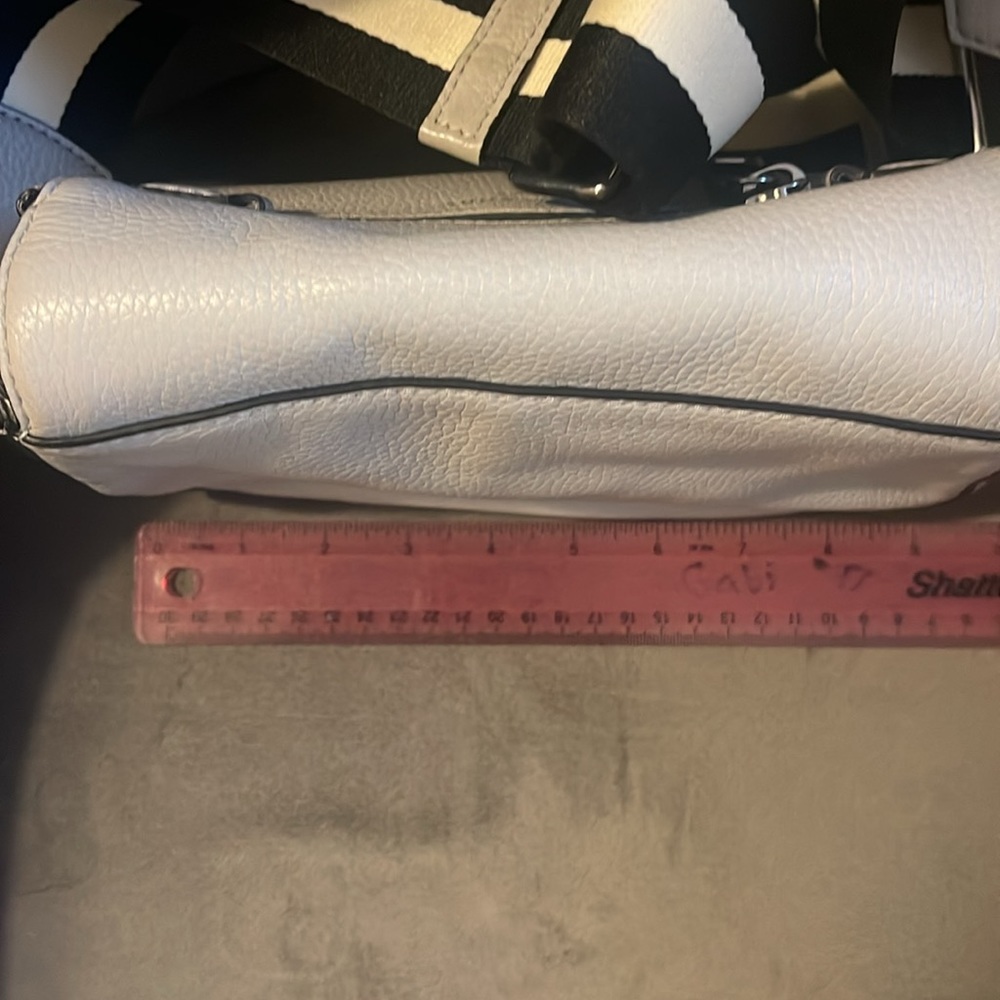 Marc Jacob’s small nomad bag. - Picture 5 of 6